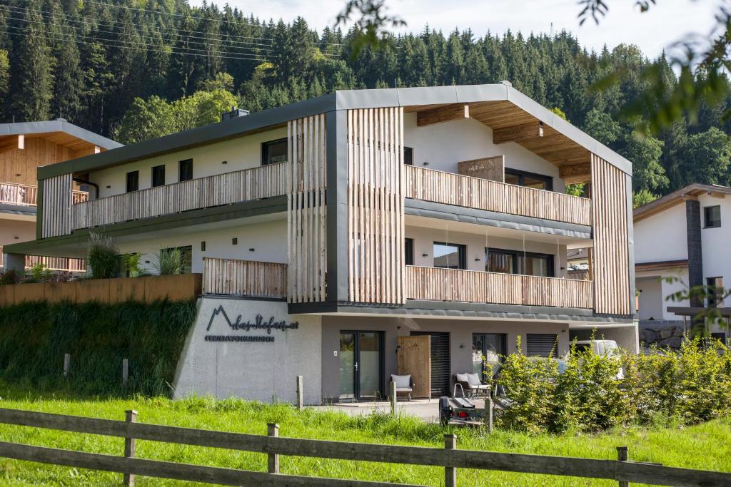 ein großes Gebäude mit einem Zaun davor in der Unterkunft das Stefan - Ferienwohnungen in den Kitzbüheler Alpen in Oberndorf in Tirol