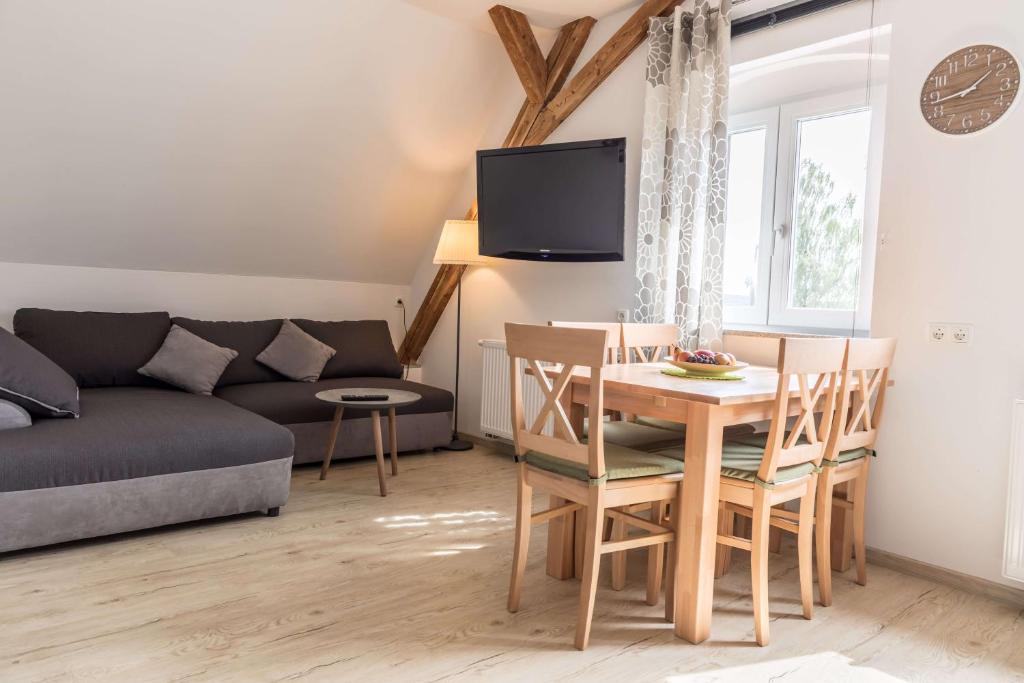 sala de estar con mesa y sofá en Ferienwohnung Zetzl, en Waidhaus