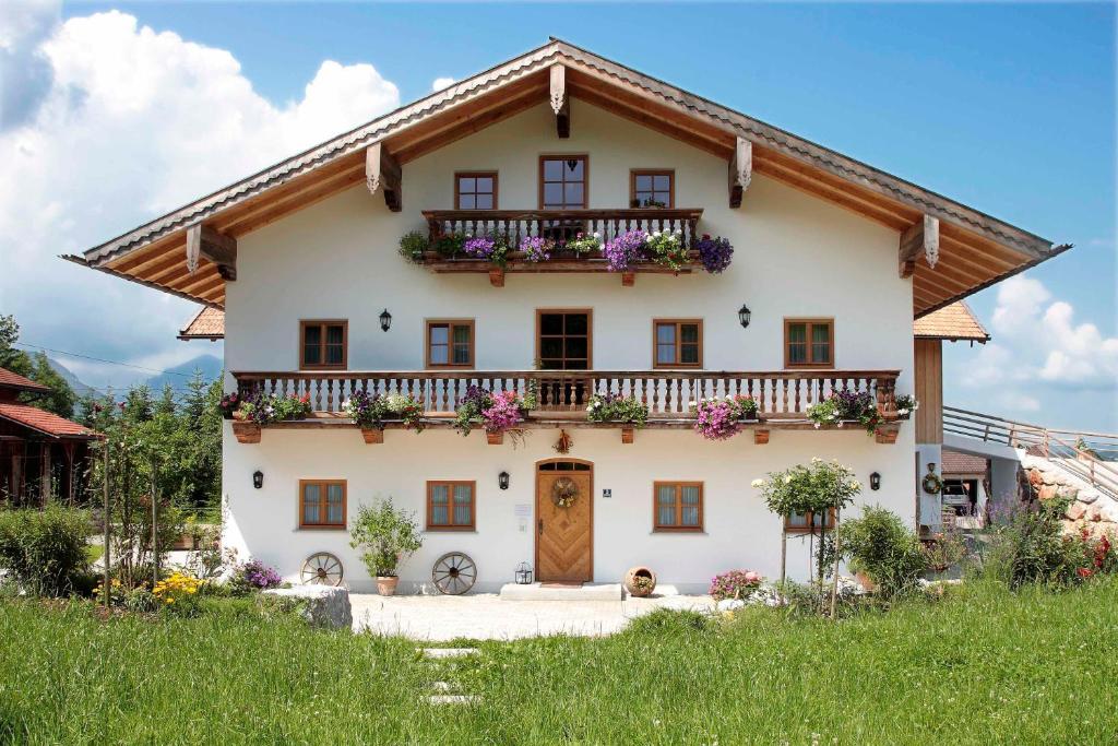 une maison avec des fleurs à l'avant dans l'établissement Schusterhof, à Bergen