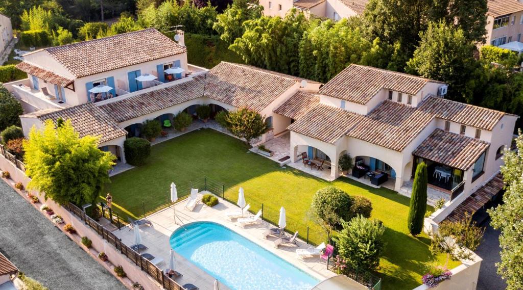 eine Luftansicht eines Hauses mit Pool in der Unterkunft Villa Sévigné in Gréoux-les-Bains