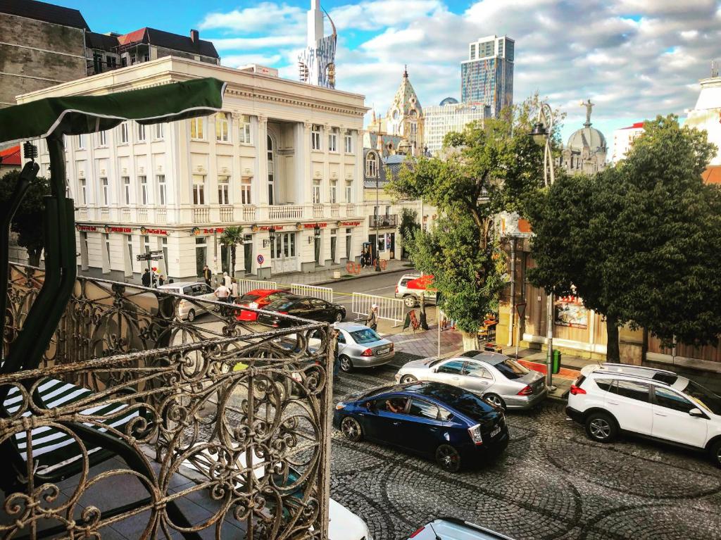 un gruppo di auto parcheggiate in una strada della città di Hostel in Batumi a Batumi