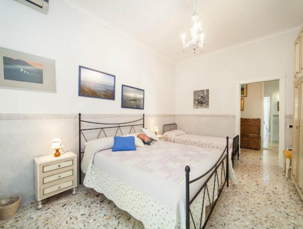 ナポリにあるCasa Mia Vacanze Napoliのベッドルーム1室(ベッド2台、ランプ2つ付きドレッサー付)
