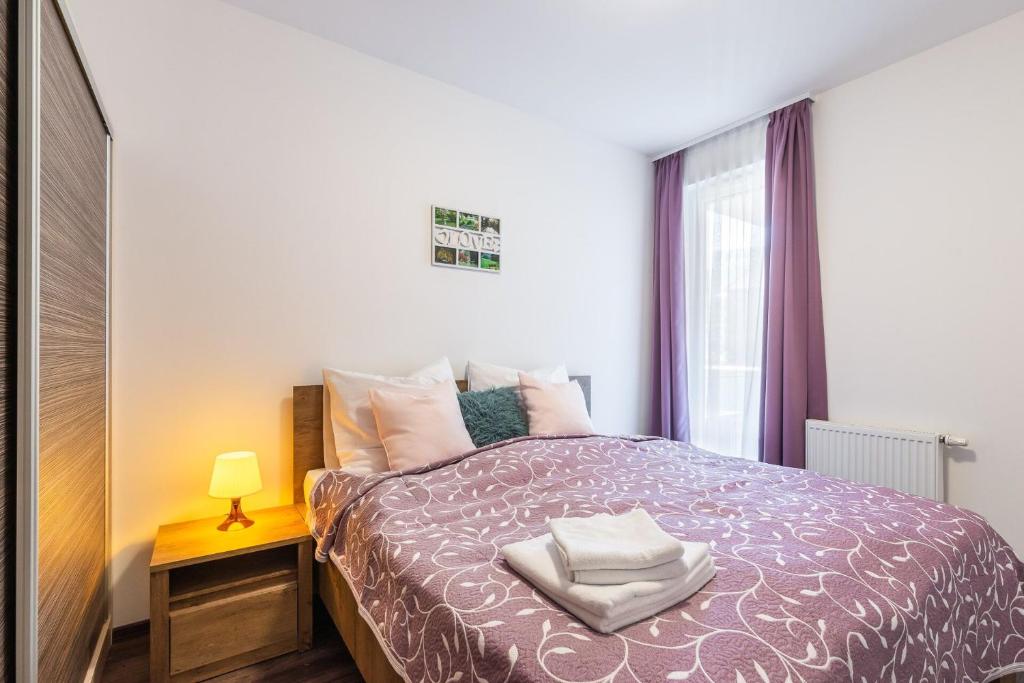 Postel nebo postele na pokoji v ubytování Corvin Residence Apartments