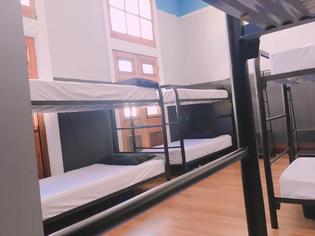 Postel nebo postele na pokoji v ubytování Sundancer Backpackers Hostel