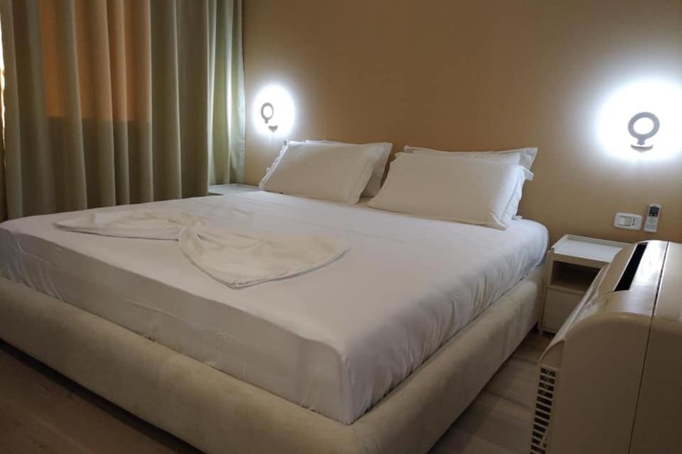 Säng eller sängar i ett rum på Deluxe Sea Apartment