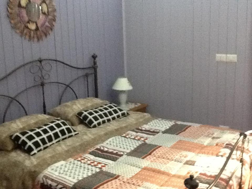 una camera con un letto con una trapunta sopra di Gisira Apartments Al Borgo a Catania