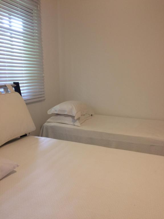 En eller flere senge i et værelse på Apto incrível em condomínio lindo