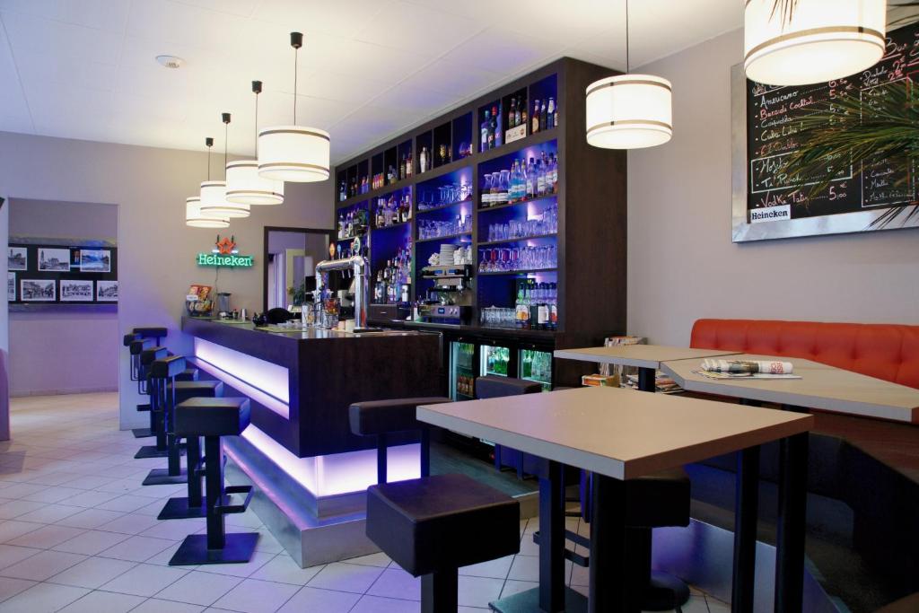Lounge nebo bar v ubytování LOGIS -Hotel & Restaurant de la Place