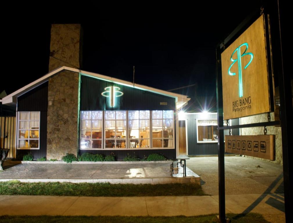 un magasin avec un panneau devant lui la nuit dans l'établissement Big Bang Patagonia - Traveler Assistance, à Puerto Natales