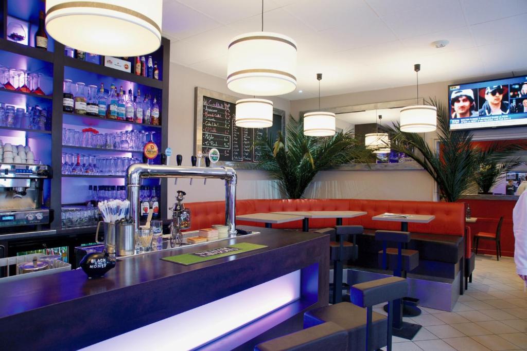 TV a/nebo společenská místnost v ubytování LOGIS -Hotel & Restaurant de la Place