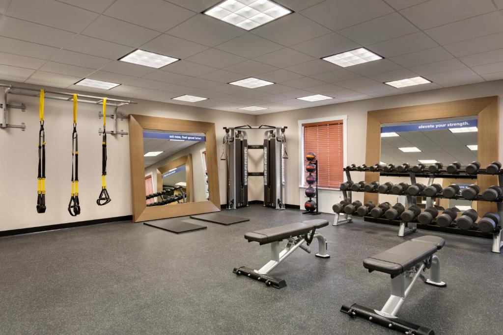 Fitness centrum a/nebo fitness zařízení v ubytování Ramada by Wyndham St Paul AB