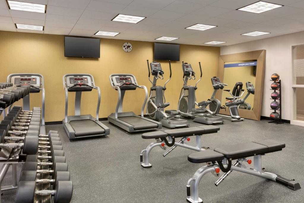 Fitness centrum a/nebo fitness zařízení v ubytování Ramada by Wyndham St Paul AB