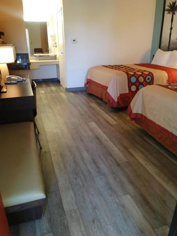 Postel nebo postele na pokoji v ubytování Super 8 by Wyndham Indio