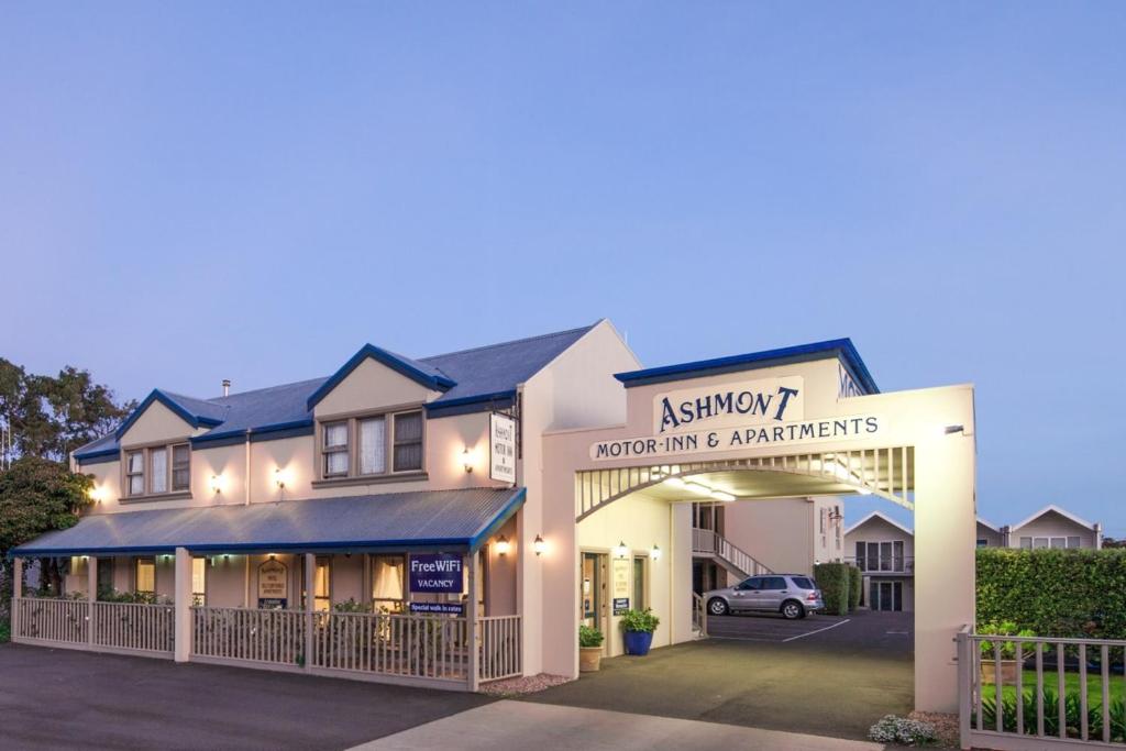 een gebouw met een bord waarop staat: Ashford hotel en appartementen bij Ashmont Motel and Apartments in Port Fairy