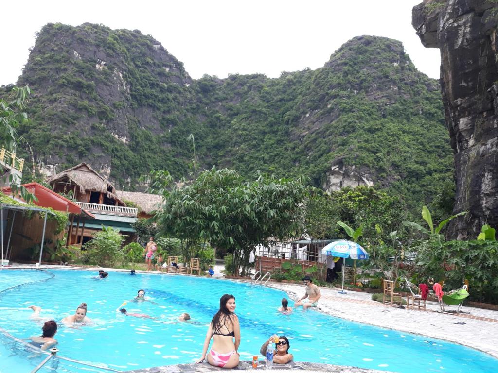 eine Gruppe von Personen im Pool eines Resorts in der Unterkunft Hoalu Backpacker Homestay in Ninh Bình