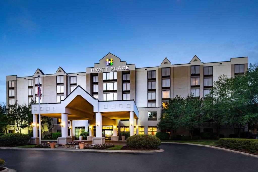 ein Abbild eines Hotelgebäudes in der Dämmerung in der Unterkunft Hyatt Place Topeka in Topeka