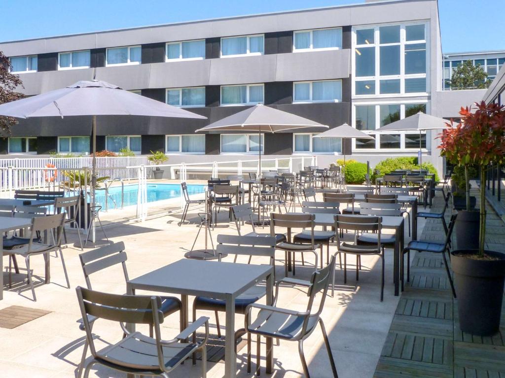 Bazén v ubytování Novotel Caen Côte de Nacre nebo v jeho okolí
