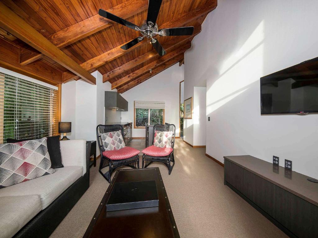 TV a/nebo společenská místnost v ubytování Grand Mercure Puka Park Resort