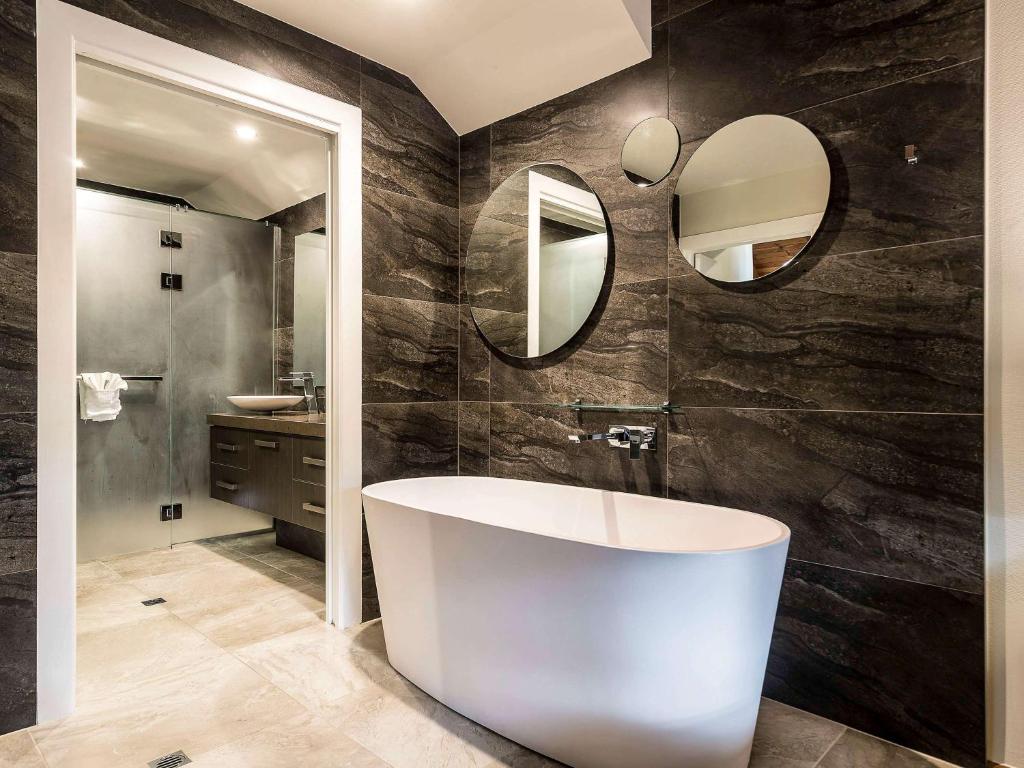 Koupelna v ubytování Grand Mercure Puka Park Resort