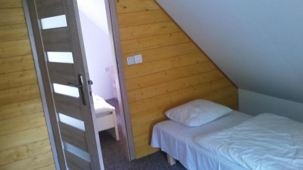 Łóżko lub łóżka w pokoju w obiekcie Domek Górski Czarna Góra przy wyciągach