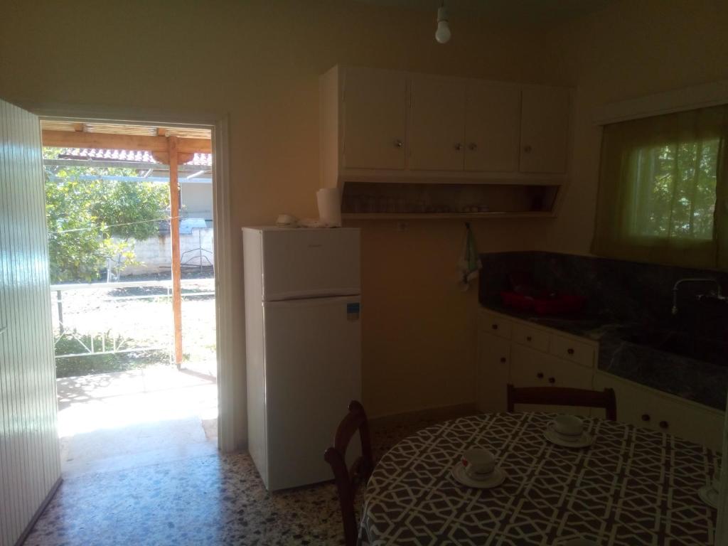 Η κουζίνα ή μικρή κουζίνα στο Vangelis House near Athens Airport