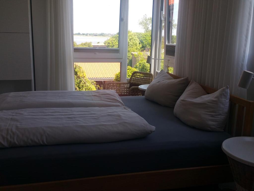 Postel nebo postele na pokoji v ubytování Haus Achtern Diek in erster Reihe am Meer