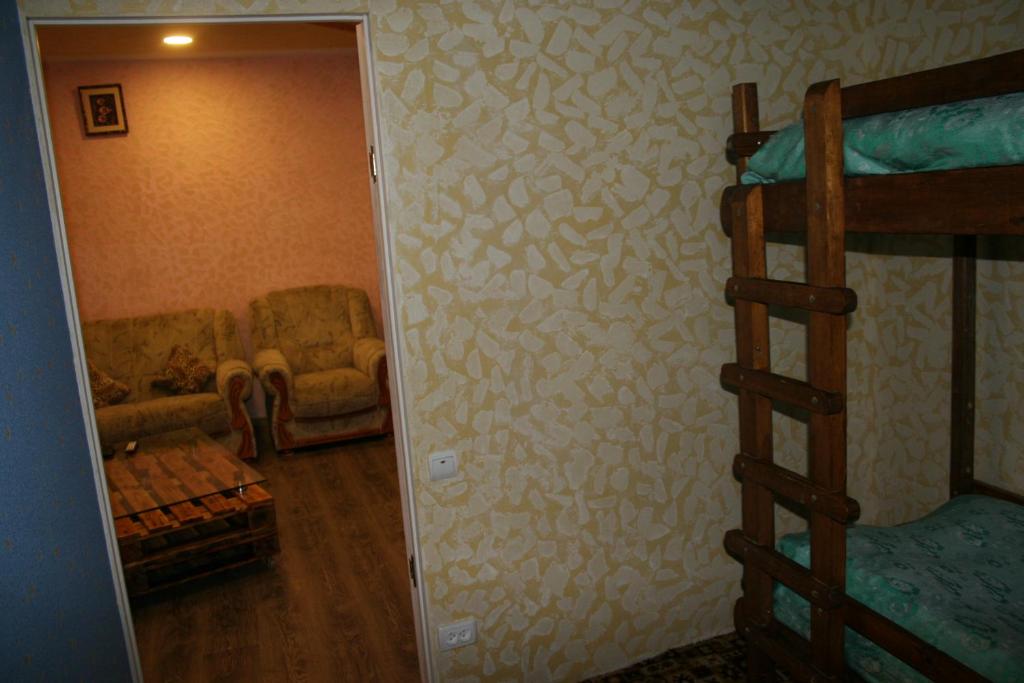 Palanda nebo palandy na pokoji v ubytování Guest House Nima