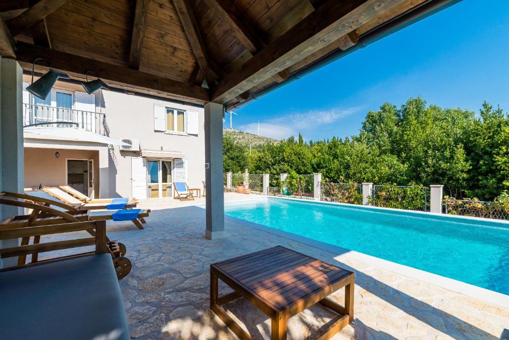 Bazén v ubytovaní Villa Doli - Lovely holiday home with private pool alebo v jeho blízkosti