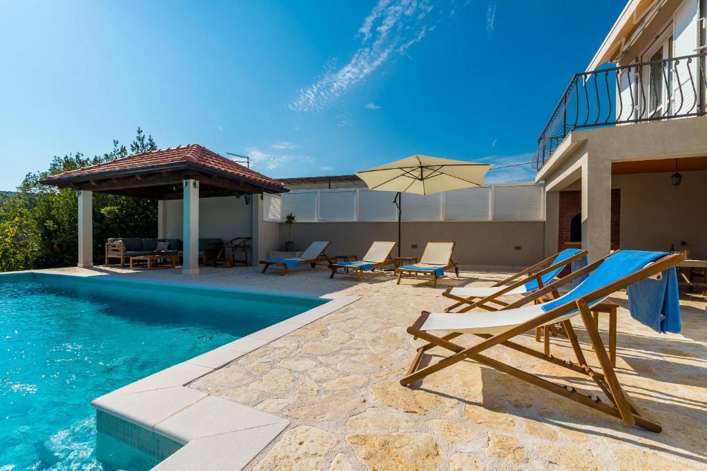 Bazén v ubytovaní Villa Doli - Lovely holiday home with private pool alebo v jeho blízkosti