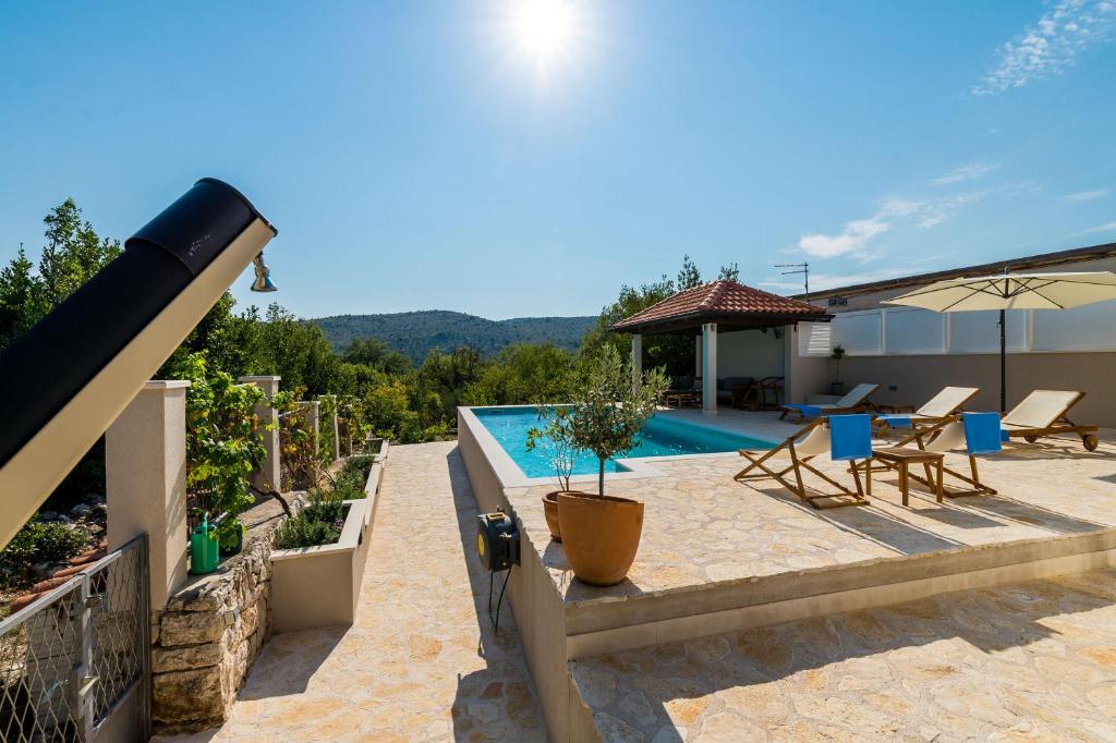 Bazén v ubytovaní Villa Doli - Lovely holiday home with private pool alebo v jeho blízkosti