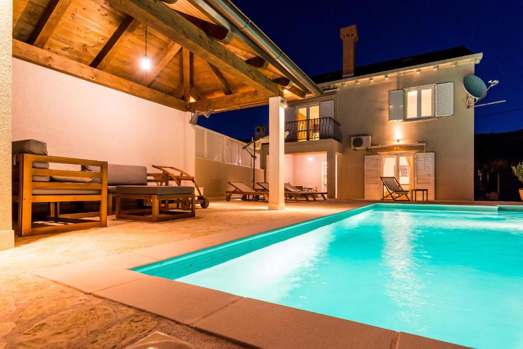 Bazén v ubytovaní Villa Doli - Lovely holiday home with private pool alebo v jeho blízkosti