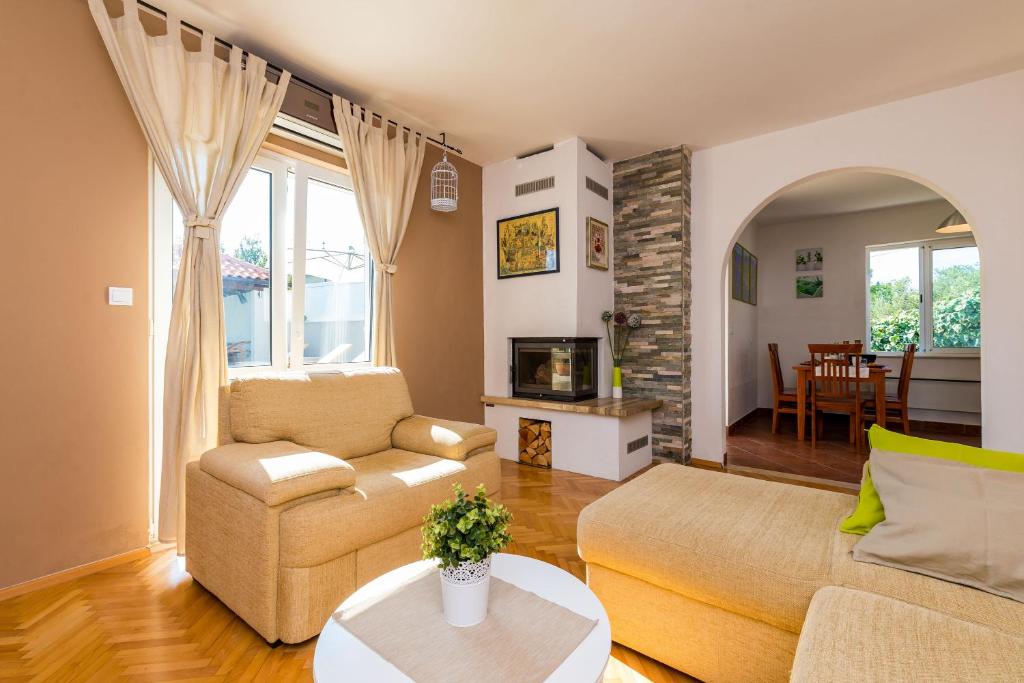Posedenie v ubytovaní Villa Doli - Lovely holiday home with private pool