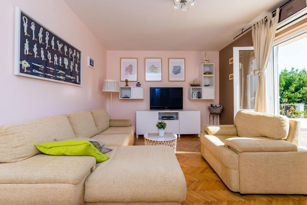 Televízia a/alebo spoločenská miestnosť v ubytovaní Villa Doli - Lovely holiday home with private pool