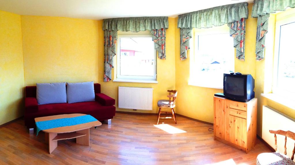 Televízia a/alebo spoločenská miestnosť v ubytovaní Pension Haus Claudia