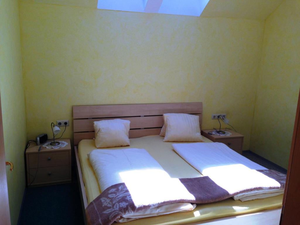 Posteľ alebo postele v izbe v ubytovaní Pension Haus Claudia