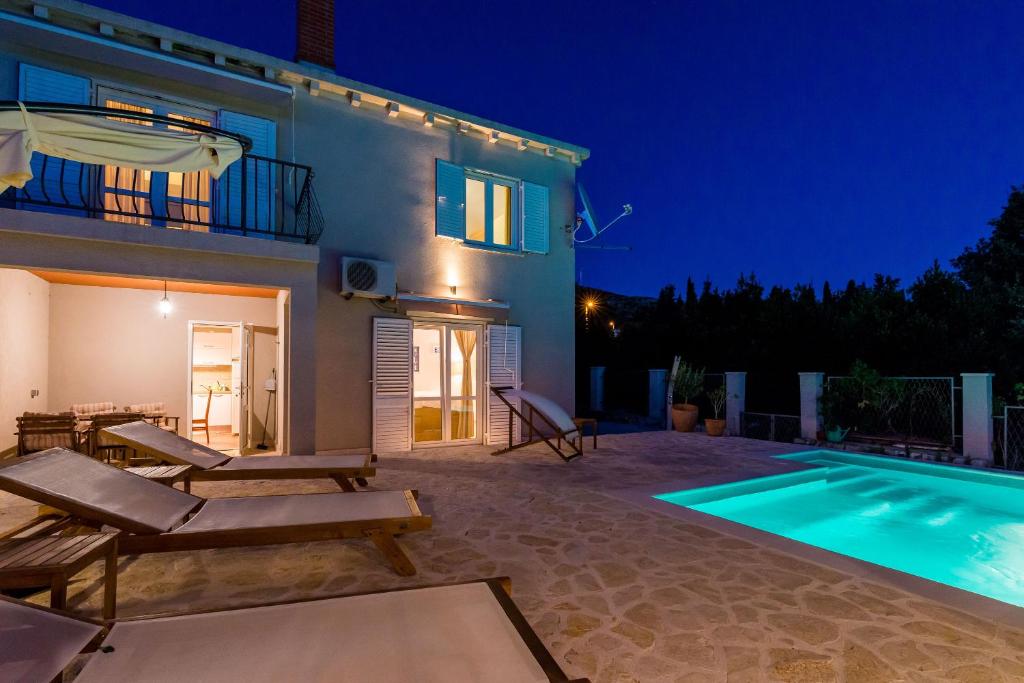Bazén v ubytovaní Villa Doli - Lovely holiday home with private pool alebo v jeho blízkosti