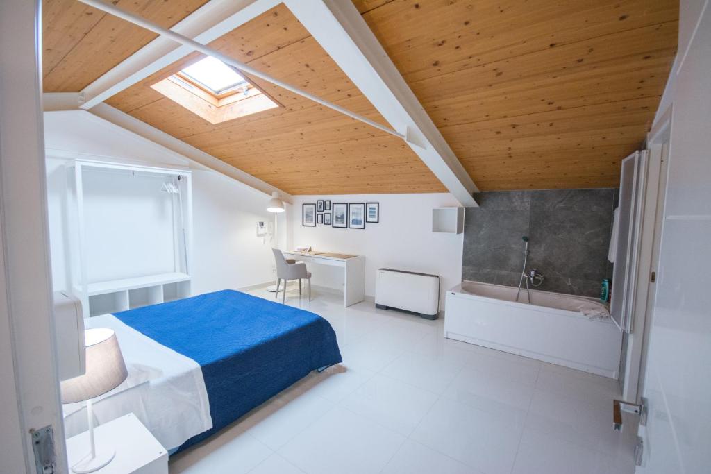 sypialnia z łóżkiem, umywalką i wanną w obiekcie Palazzo di Fazio Suites w mieście San Severo