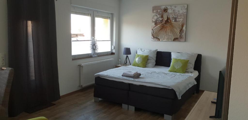 ein Schlafzimmer mit einem Bett in einem Zimmer mit einem Fenster in der Unterkunft Ferienwohnung Anke - Apartment 3 in Heinsberg