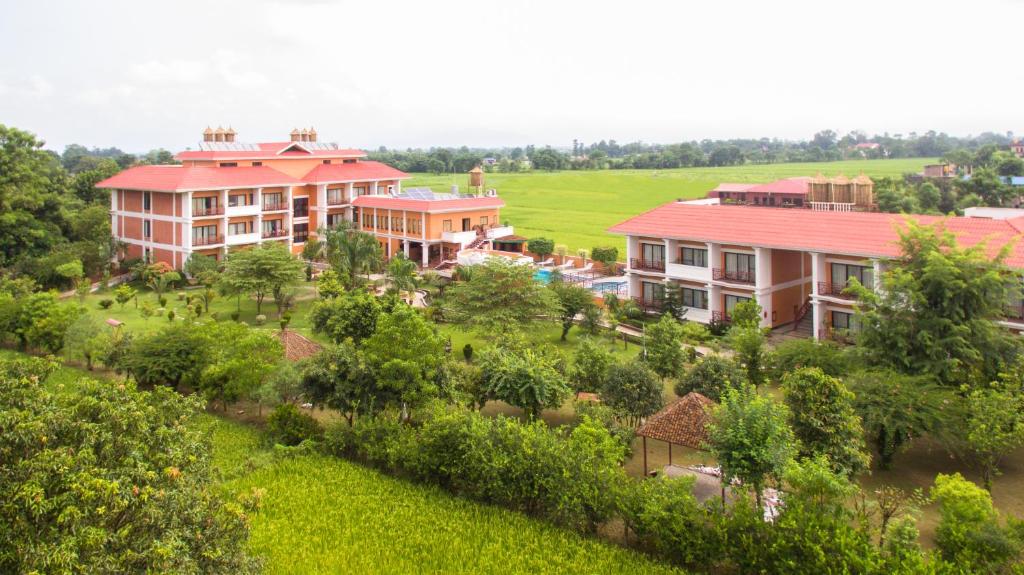 una vista aérea de un complejo en Landmark Forest Park, en Sauraha