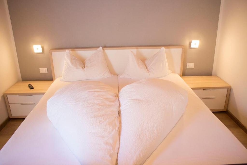 Postel nebo postele na pokoji v ubytování Schenna Garni Eden Bed & Breakfast