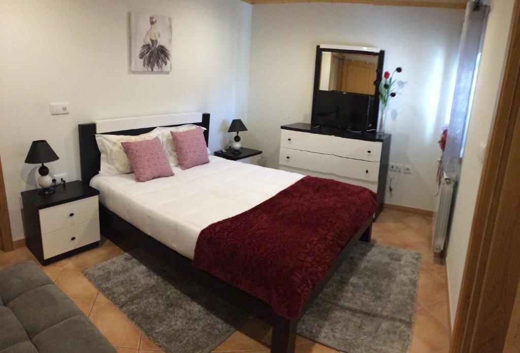 Uma cama ou camas num quarto em Alojamento Pelourinho