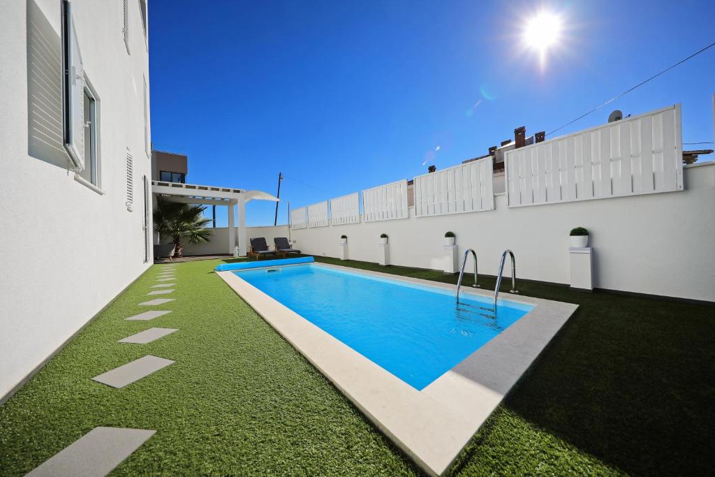 basen na podwórku domu w obiekcie Villa DOEL w mieście Zadar