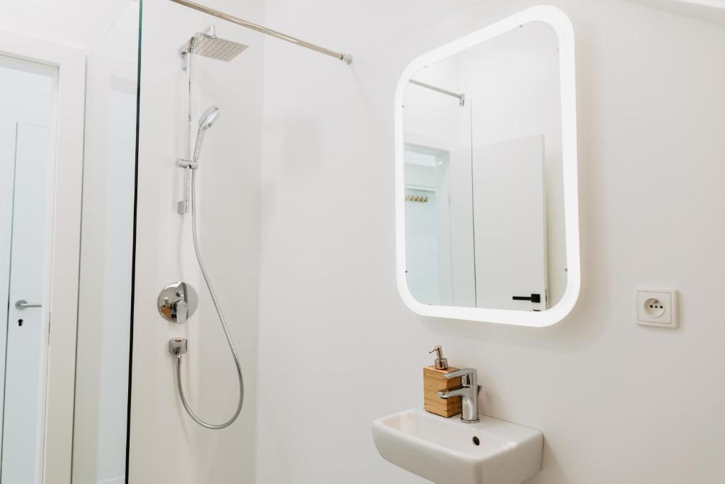 A bathroom at Street Food Possonium Apartments