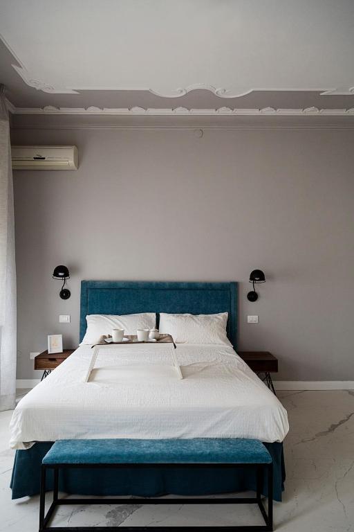 Postel nebo postele na pokoji v ubytování Le Bain Suite - accanto al Mare vicinissima a Ortigia e al Teatro