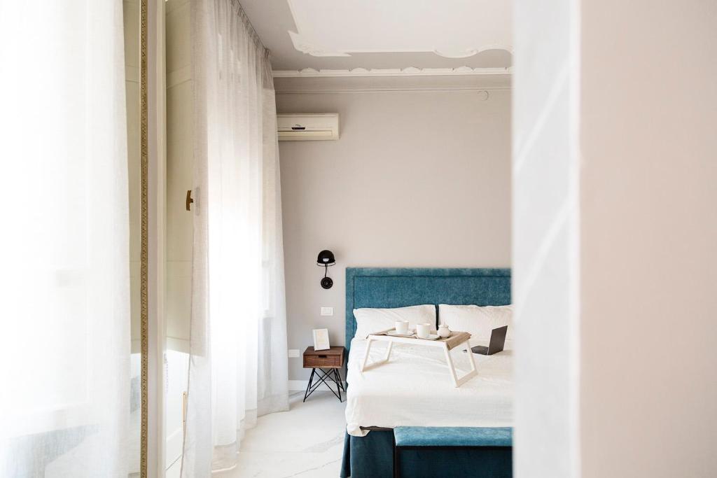 Postel nebo postele na pokoji v ubytování Le Bain Suite - accanto al Mare vicinissima a Ortigia e al Teatro