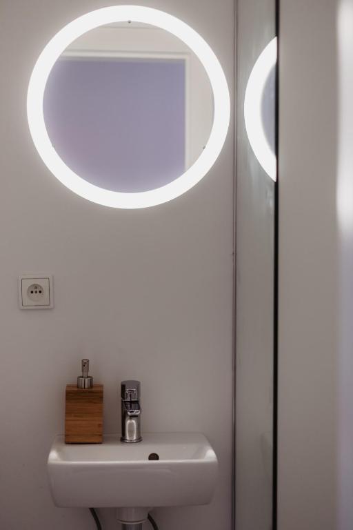 A bathroom at Street Food Possonium Apartments