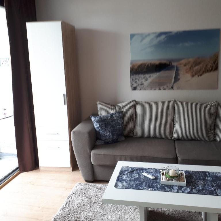 a living room with a couch and a table at Wohnung Steffens Scharbeutz für Dienstreisen und Monteurzimmer in Scharbeutz
