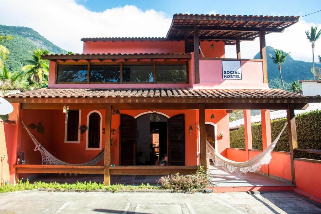 una casa con una naranja en Social Ilha Grande Hostel, en Abraão