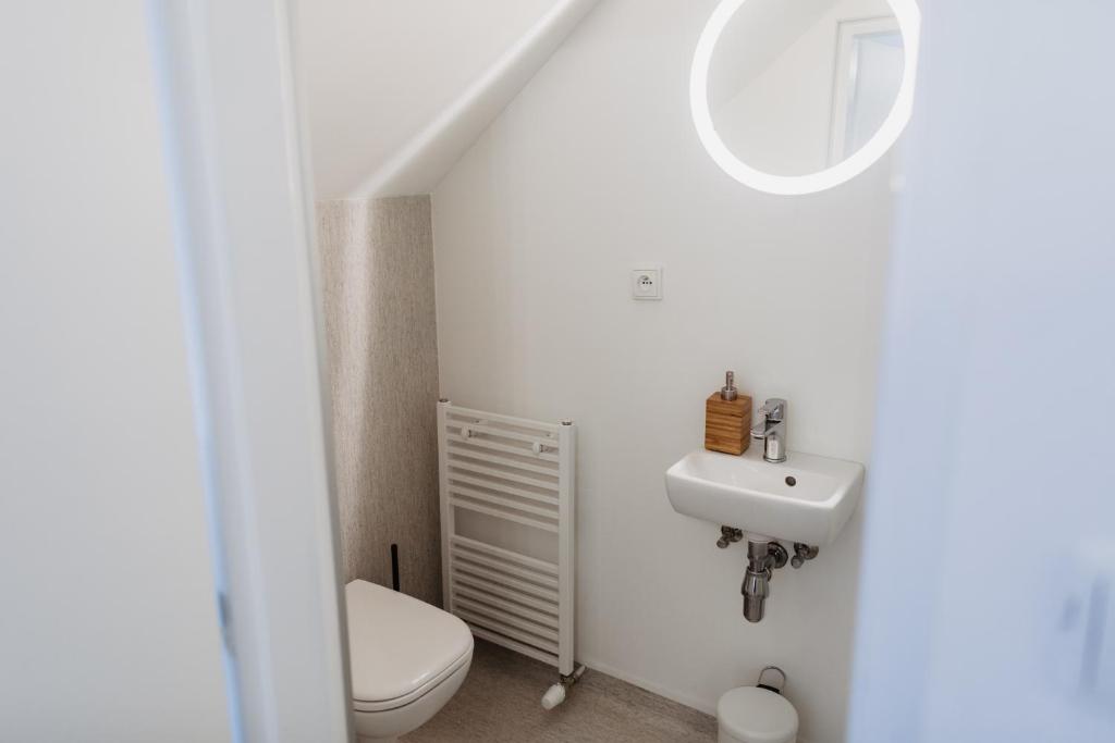A bathroom at Street Food Possonium Apartments