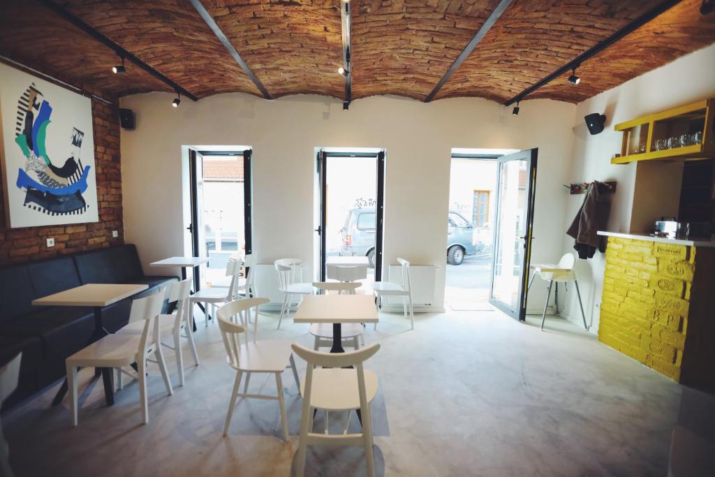 A seating area at Street Food Possonium Apartments